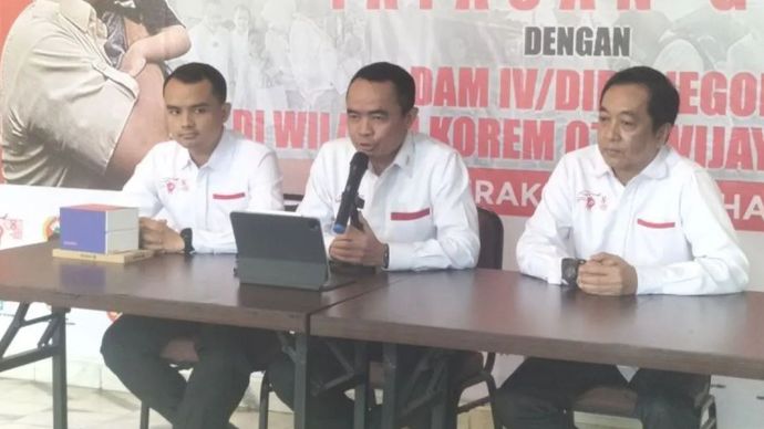 Ketua Yayasan GSN Letjen TNI (Purn) Teguh Arief Indratmoko (tengah) saat jumpa pers di kawasan Kemang, Jakarta Selatan, Rabu (4/12/2024)