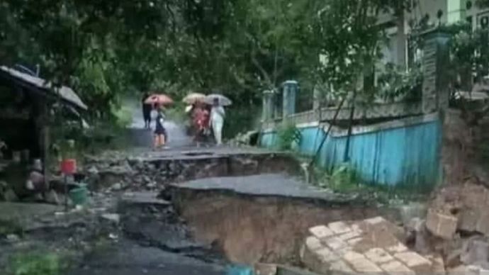 Jalan penghubung antar kecamatan di Kecamatan Agrabinta, Cianjur, Jawa Barat, amblas sehingga tidak dapat dilalui kendaraan dari kedua arah, Rabu (4/12/2024)