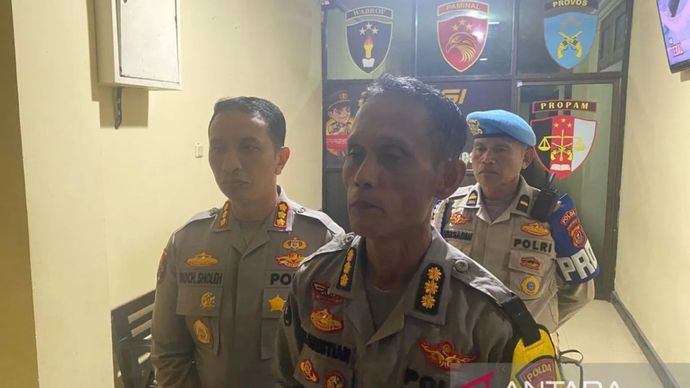 Kabid Humas Polda Sultra Kombes Pol Iis Kristian (tengah) bersama Kabid Propam Kombes Pol Moch. Sholeh (kiri) dan personel Bid Propam (kanan), Kamis(5/12/2024).