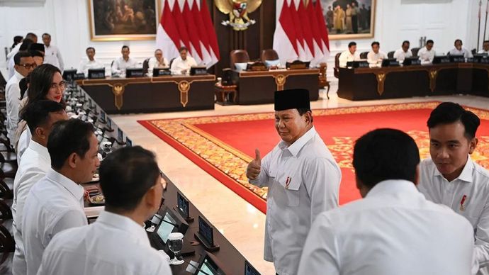 Presiden Prabowo Subianto (ketiga kanan) bersama Wakil Presiden Gibran Rakabuming Raka (kanan) menyalami para menteri Kabinet Merah-Putih (KMP) sebelum Sidang Kabinet Paripurna di Ruang Sidang Kabinet, Istana Kepresidenan Jakarta.