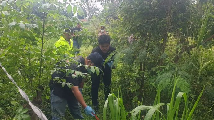 Jasad wanita berinisial IK (22) saat dibawa dari pinggir kali Kampung Kebon Rampok RT.01/07, Desa Gaga Kecamatan Pakuhaji, Kabupaten Tangerang pada Rabu (4/12/2024). ANTARA/HO-Humas Polda Metro Jaya <b>(Antara)</b>