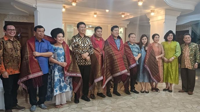 Pendeta (Pdt) Victor Tinambunan bersama keluarga NT Corp.