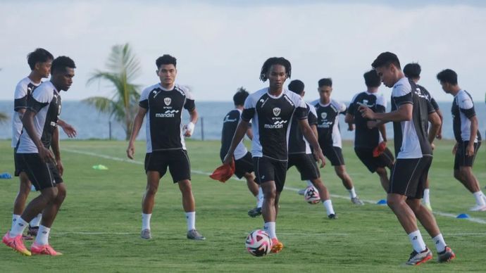 Pesepak bola Timnas Indonesia mengikuti latihan untuk persiapan Piala AFF 2024 di Bali United Training Center, Gianyar, Bali, Jumat (29/11/2024). Timnas Indonesia tergabung dalam Grup B bersama Vietnam, Filipina, Myanmar, dan Laos dalam Piala AFF 2024 yang dimulai pada 9 Desember 2024. ANTARA FOTO/Nyoman Hendra Wibowo/tom.