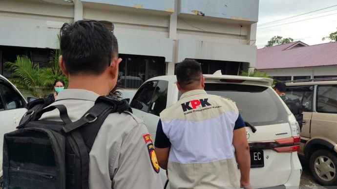 Penyidik KPK saat membawa satu koper yang berisikan dokumen usai melakukan penggeledahan di Kantor Disnakertrans Provinsi Bengkulu. Kamis 5 Desember 2024.