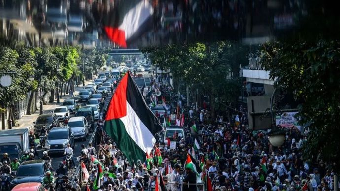  Massa dari Aliansi Bela Palestina Boikot Israel melakukan aksi di halaman pusat perbelanjaan Bandung Indah Plaza (BIP), Bandung, Jawa Barat.