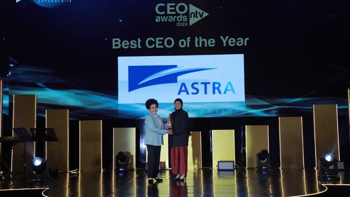 Komisaris NTCORP, Lince Berliana Tobing, memberikan Penghargaan Best CEO of The Year 2024 kepada Presiden Direktur PT Astra International Indonesia Tbk, Djony Bunarto Tjondro, yang diwakili Head Media Relations Astra, Regina Panontongan, dalam acara NTV CEO Awards di Hotel Raffles, Jakarta, Rabu malam, 4 Desember 2024. 