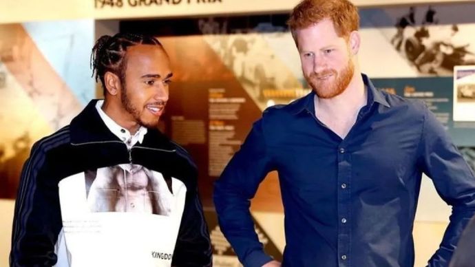 Duke of Sussex Pangeran Harry berfoto bersama pebalap Lewis Hamilton.