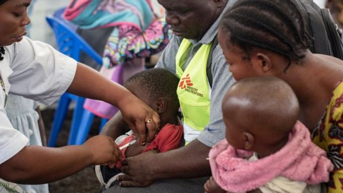 Seorang anak divaksinasi di pusat vaksinasi dekat kamp pengungsi di Goma, Provinsi Kivu Utara, Republik Demokratik Kongo (DRC), pada 9 Oktober 2024.