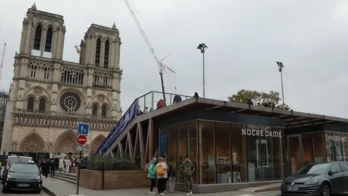 Presiden Prancis Emmanuel Macron pada Sabtu malam (7/12/2024) membuka kembali Katedral Notre-Dame Paris, yang menandai momen penting dalam restorasi katedral setelah kebakaran besar pada April 2019 yang menghanguskan sebagian besar bangunan ikonik tersebut.