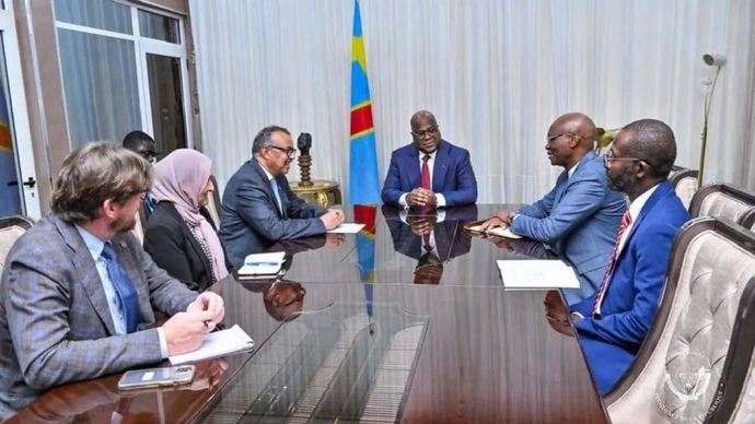 Presiden Republik Demokratik Kongo (DRC) Felix Tshisekedi (tengah) bertemu dengan Direktur Jenderal Organisasi Kesehatan Dunia (WHO) Tedros Adhanom Ghebreyesus di istana presiden di ibu kota DRC, Kinshasa, 29 Agustus 2024.