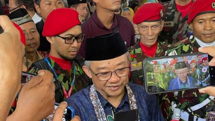 Menteri Pendidikan Dasar dan Menengah (Mendikdasmen) RI Abdul Mu'ti memberikan keterangan kepada wartawan di Solo, Jawa Tengah, Minggu (8/12/2024)