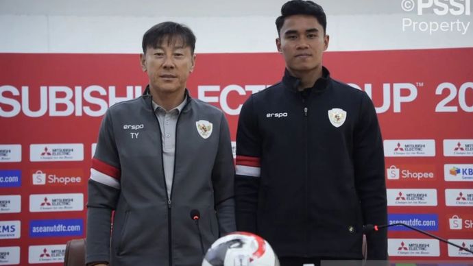 Pelatih timnas Indonesia Shin Tae-yong (kiri) dan pemainnya Muhammad Ferarri (kanan) berpose setelah jumpa pers pra laga melawan Myanmar pada ajang ASEAN Cup 2024, Minggu (8/12/2024). Indonesia akan menjalani laga pertama melawan tuan rumah Myanmar di Stadion Thuwunna, Yangon, pada hari ini Senin (9/12/2024) pukul 19.30 WIB.