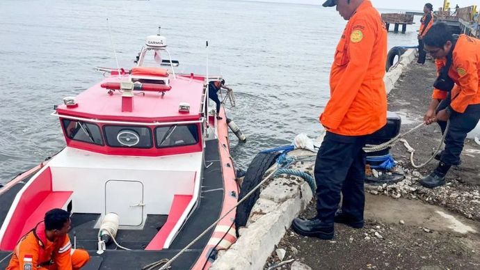 Kapal cepat RBB milik Basarnas Pos SAR Banyuwangi tiba di Pelabuhan Jangkar, Situbondo, bersiap melakukan pencarian korban KLM Fajar Lorena Safari yang tenggelam. Senin (9/12/2024).