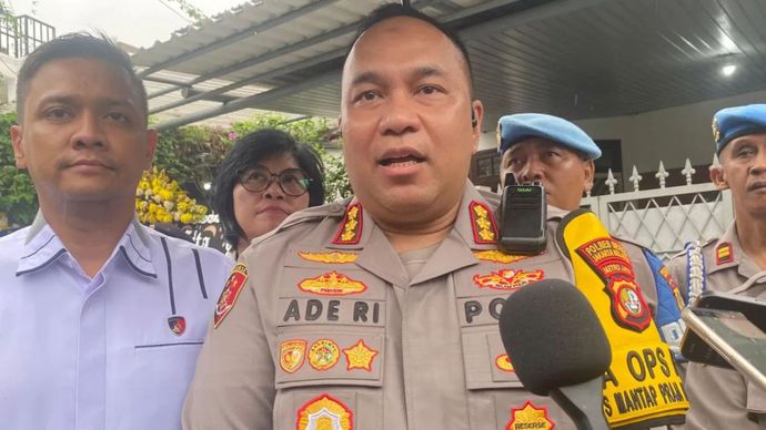 Kapolres Metro Jakarta Selatan, Kombes Ade Rahmat Idnal memberikan keterangan pers di tempat kejadian perkara (TKP) Perumahan Bona Indah, Lebak Bulus, Cilandak, Jakarta Selatan,