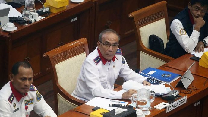 Arsip Foto - Kepala Badan Siber dan Sandi Negara (BSSN) Hinsa Siburian (tengah) didampingi Deputi Bidang Operasi Keamanan Siber dan Sandi BSSN Mayjen TNI Dominggus Pakel (kiri) dan Deputi Bidang Keamanan Siber dan Sandi Pemerintahan dan Pembangunan Manusia Sulistyo (kanan) mengikuti rapat kerja dengan Komisi I DPR di kompleks Parlemen, Senayan, Jakarta, Kamis (7/11/2024).