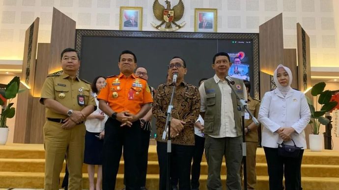 Menteri Koordinator Bidang Pembangunan Manusia dan Kebudayaan (Menko PMK) Pratikno dalam konferensi pers kesiapsiagaan antisipasi cuaca ekstrem di Kantor Kemenko PMK Jakarta