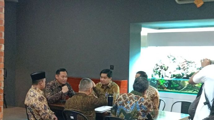 Menko Infrastruktur dan Pembangunan Kewilayahan Agus Harimurti Yudhoyono berdiskusi dengan para menteri yang berada di bawah koordinasinya, di ruang makan wartawan Istana Kepresidenan di Jakarta, Selasa (10/12/2024).