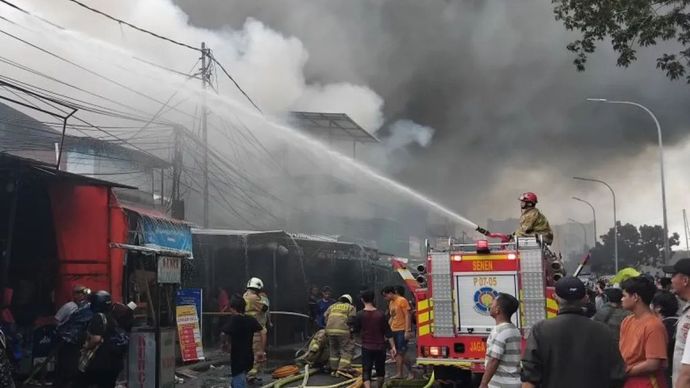 Proses pemadaman api pada kebakaran rumah di Jalan Kebon Kacang, Kemayoran, Jakarta Pusat, Selasa (10/12/2024).