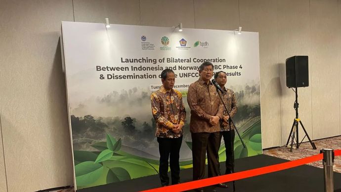 Utusan Khusus Presiden Prabowo Subianto untuk Energi dan Lingkungan Hidup sekaligus Kepala Delegasi Indonesia untuk COP29 Hashim Djojohadikusumo (tengah) bersama Menteri LH Hanif Faisol Nurofiq (kiri) dan Menhut Raja Juli Antoni usai sosialisasi hasil COP29 di Jakarta.