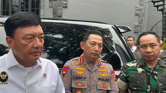 Menteri Koordinator Bidang Politik dan Keamanan (Menko Polkam) Budi Gunawan (kiri) didampingi oleh Kapolri Jenderal Pol. Listyo Sigit Prabowo (tengah), dan Panglima TNI Jenderal TNI Agus Subiyanto (kanan) berbicara dengan awak media di Gedung Subden Mabes TNI, Jakarta Pusat