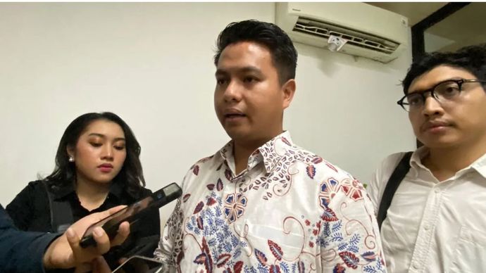 Kuasa hukum anak AG, Mangatta Toding Allo memberikan keterangan pers usai sidang di Pengadilan Negeri Jakarta Selatan, Rabu 11 Desmber 2024.