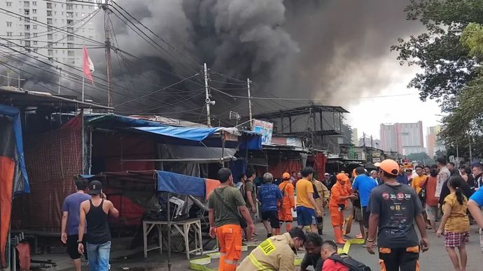 Kebakaran rumah di Jalan Kebon Kosong, Kemayoran, Jakarta Pusat, Selasa (10/12/2024).