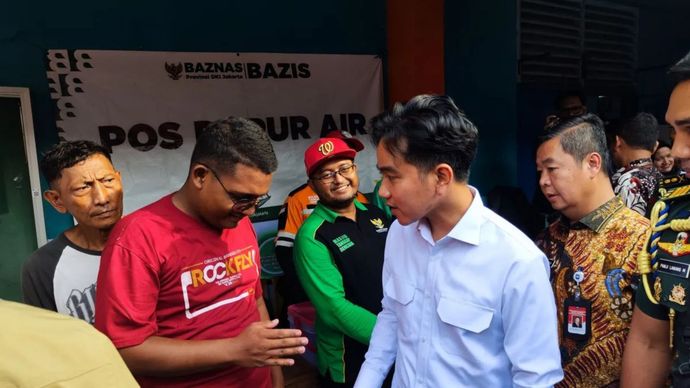 Wakil Presiden RI Gibran Rakabuming Raka bersalaman dengan warga saat meninjau posko siaga korban kebakaran di SDN 09 Kebon Kosong, Jakarta Pusat, Rabu (11/12/2024)