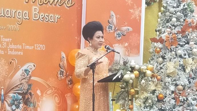 Ketua Sapalatua Mom's Ny N Tampubolon Lina br Tobing memberikan sambutan pada perayaan Natal Sapalatua Mom's Bersama Keluarga Besar 2024 