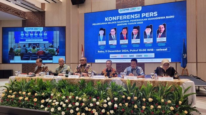 Ketua Umum Tim Penanggungjawab Seleksi Nasional Penerimaan Mahasiswa Baru (SNPMB) 2025 Eduart Wolok (ketiga kiri) dalam Konferensi Pers Pembukaan SPNMB di Kantor Kementerian Pendidikan Tinggi, Sains, dan Teknologi (Kemdiktisaintek) RI, Jakarta, Rabu 11 Desember 2024.