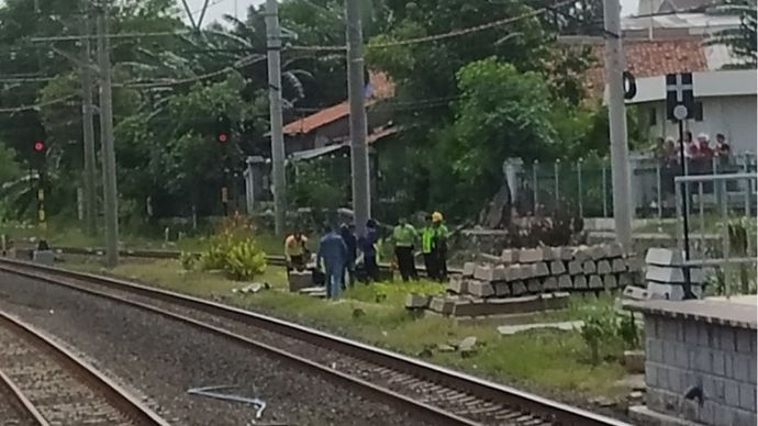 Wanita meninggal dunia, diduga sengaja lompat ke peron stasiun Tambun