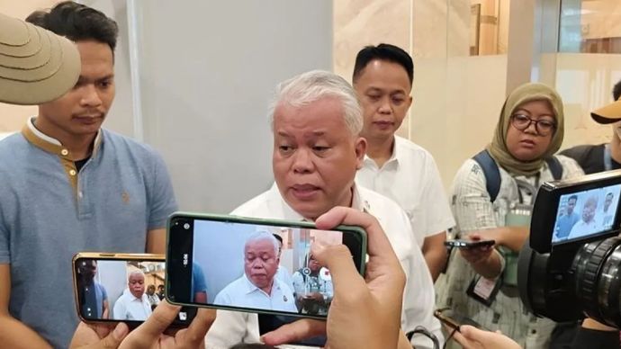 Kepala Pusat Penerangan Hukum (Kapuspenkum) Kejagung Harli Siregar berbicara dengan awak media di Gedung Kejagung, Jakarta, Kamis 11 Desember 2024.