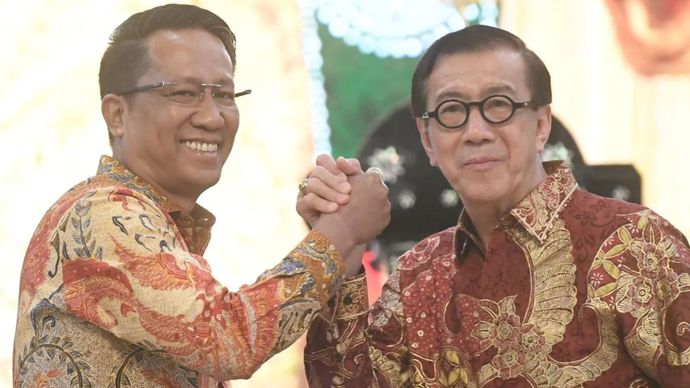 Arsip foto - Menkumham Supratman Andi Agtas (kiri) melakukan salam komando dengan pejabat lama Menkumham Yasonna H. Laoly (kanan) usai serah terima jabatan di Jakarta, Selasa (20/8/2024)