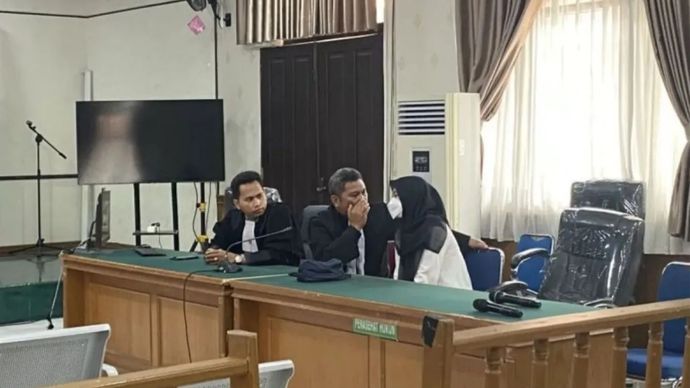 Terdakwa Marisa Putri saat berdiskusi dengan penasehat hukumnya usai divonis 8 tahun penjara lantaran tewaskan IRT di Pekanbaru. 