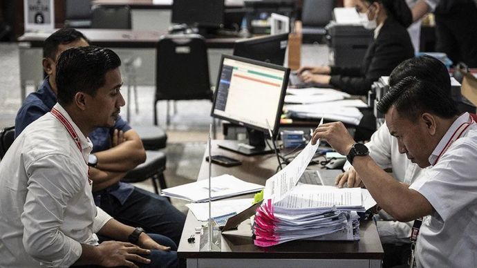 Petugas Mahkamah Konstitusi (MK) (kanan) memeriksa berkas pemohon pendaftaran gugatan hasil Pilkada 2024 di Gedung MK, Jakarta, Senin (9/12/2024).