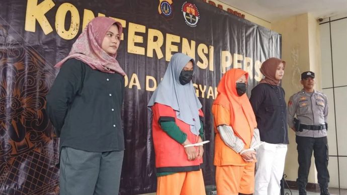 Dua tersangka pelaku jual beli bayi di Kota Yogyakarta dihadirkan saat konferensi pers di Mapolda DIY, Sleman, D.I Yogyakarta