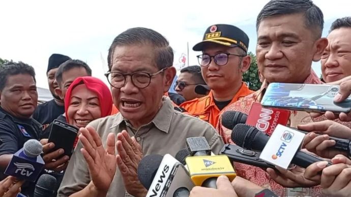 Calon Gubernur DKI Jakarta nomor urut tiga Pramono Anung saat meninjau posko pengungsian kebakaran di SDN 09 Kebon Kosong, Kemayoran, Jakarta Pusat, Kamis (12/12/2024)