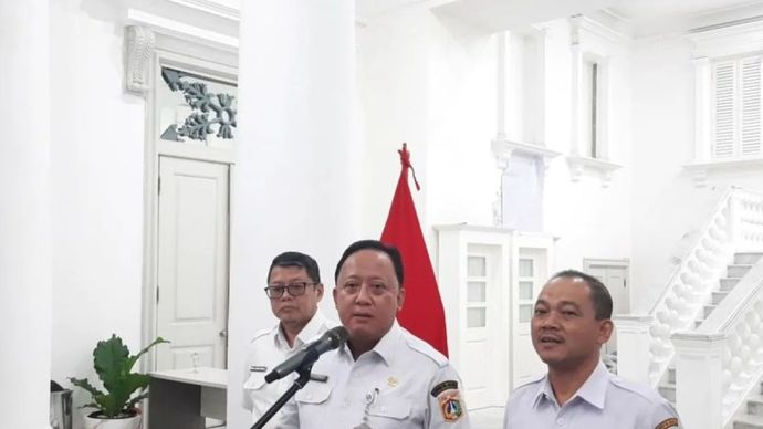 Kepala Dinas Tenaga Kerja, Transmigrasi dan Energi (Nakertransgi) DKI Jakarta, Hari Nugroho (tengah) saat memberikan keterangan pers pada awak media terkait upah minimum sektoral provinsi dan imbauan WFH saat banjir, di Jakarta, 