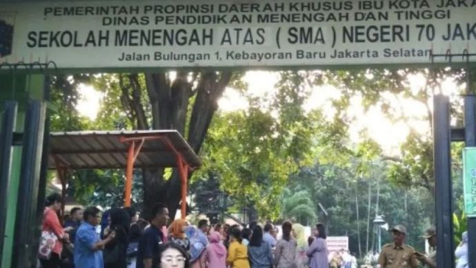 Arsip foto - Tampak depan SMA Negeri 70, Jakarta Selatan, di hari pertama masuk sekolah tahun ajaran 2016/2017, Jakarta, Senin (18/7/2016). 