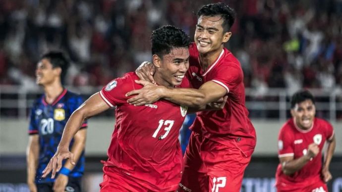 Pesepak bola Timnas Indonesia Muhammad Ferrari (kiri) dan Pratama Arhan (kanan) melakukan selebrasi usai mencetak gol ke gawang Timnas Laos saat pertandingan Grup B ASEAN Cup 2024 di Stadion Manahan, Solo, Jawa Tengah, Kamis (12/12/2024) <b>(ANTARA (Mohammad Ayudha))</b>