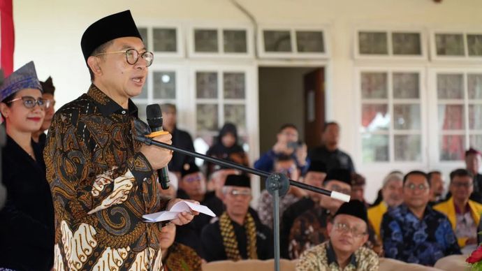 Menteri Kebudayaan Fadli Zon menyampaikan sambutan dalam Kaul Penetapan Tradisi Pencak Silat sebagai Warisan Budaya Takbenda UNESCO di Padepokan Pencak Silat Pakubumi, Cipayung Datar, Kabupaten Bogor, Provinsi Jawa Barat, 