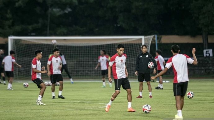 Pesepak bola timnas Indonesia Marselino Ferdinan (keempat kanan) mengikuti latihan jelang pertandingan Piala AFF 2024 di Stadion Sriwedari, Solo, Jawa Tengah, Rabu (11/12/2024). Timnas Indonesia akan bertanding melawan timnas Laos dalam penyisihan gr