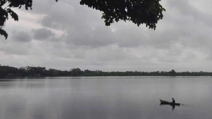 Arsip - Nelayan mencari ikan di kawasan objek wisata Danau Dendam Tak Sudah di Kota Bengkulu, Bengkulu, Selasa (30/4/2024). Pemerintah Indonesia mengusulkan penetapan Hari Danau Sedunia dalam World Water Forum (WWF) ke-X di Bali pada 18-25 Mei 2024 akibat kondisi danau-danau di dunia masuk dalam kategori kritis.