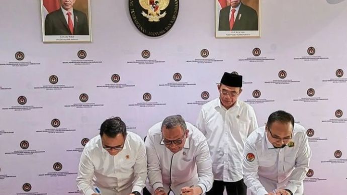 Menko PMK Muhadjir Effendy menyaksikan penandatanganan Surat Keputusan Bersama (SKB) Tiga Menteri soal libur nasional dan cuti bersama tahun 2025 di Kantor Kemenko PMK, Jakarta,