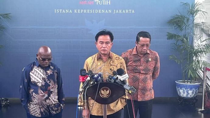 Menteri Koordinator Bidang Hukum, HAM, Imigrasi, dan Pemasyarakatan Yusril Ihza Mahendra memberikan keterangan pers di Istana Kepresidenan Jakarta