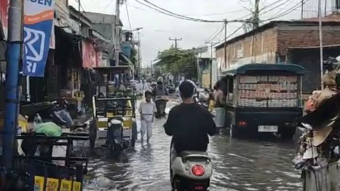 Banjir rob merendam permukiman penduduk di kawasan Muara Angke Pluit Penjaringan pada Senin pagi.