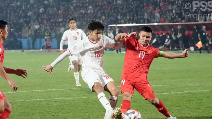 Pemain timnas Indonesia Victor Dethan beraksi pada pertandingan ketiga ASEAN Cup 2024 melawan Vietnam di Stadion Viet Tri, Minggu 15 Desember 2024. <b>((Antara))</b>