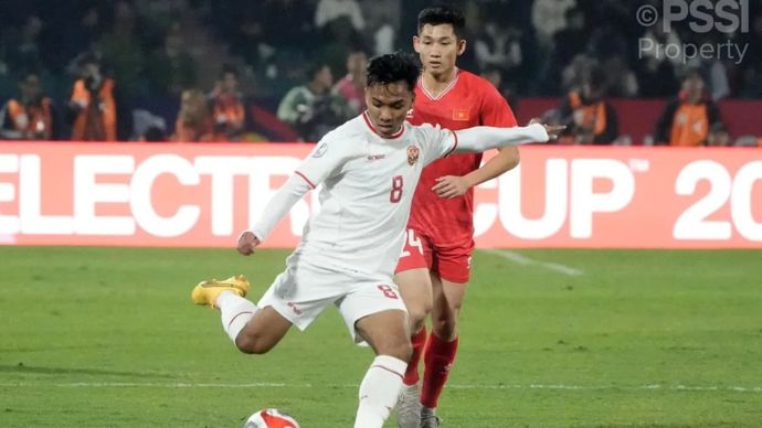 Pemain timnas Indonesia Arkhan Fikri beraksi pada pertandingan ketiga ASEAN Cup 2024 melawan Vietnam di Stadion Viet Tri, Minggu 15 Desember 2024.