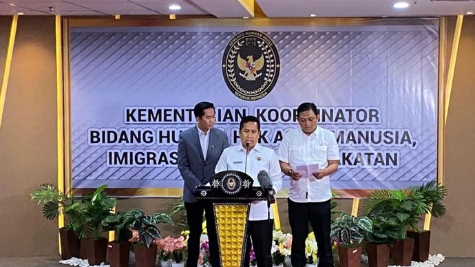 Deputi Koordinator Imigrasi dan Pemasyarakatan, Kementerian Koordinator Bidang Hukum, HAM, Imigrasi, dan Pemasyarakatan, I Nyoman Gede Surya Mataram, menyampaikan keterangan kepada wartawan terkait pemindahan Mary Jane Veloso di Jakarta, Senin 16 Desember 2024.