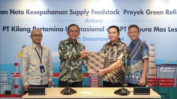 Direktur Utama KPI Taufik Aditiyawarman dengan Direktur Utama PT Gapura Mas Lestari (GML) Heru Fidiyanto melakukan penandatanganan Nota Kesepahaman (MoU) terkait pasokan Feedstock Proyek Green Refinery Kilang Cilacap awal Desember 2024.