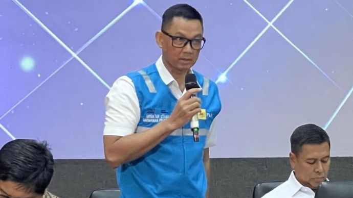 Direktur Utama PT Perusahaan Listrik Negara (PLN) (Persero) Darmawan Prasodjo dalam Konferensi Pers Paket Kebijakan Ekonomi: Akselerasi Pertumbuhan Ekonomi Inklusif &amp; Berkelanjutan, yang digelar di Gedung Kementerian Koordinator Bidang Perekonomian, Jakarta, Senin (16/12/2024).